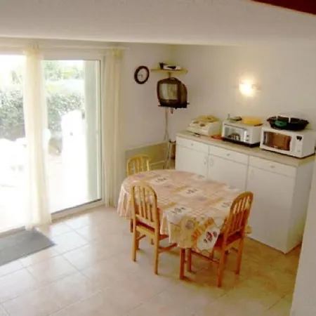 6 Pers, 2 Chambres, Piscine Et Parking Proche Mer - Ref, Ami15